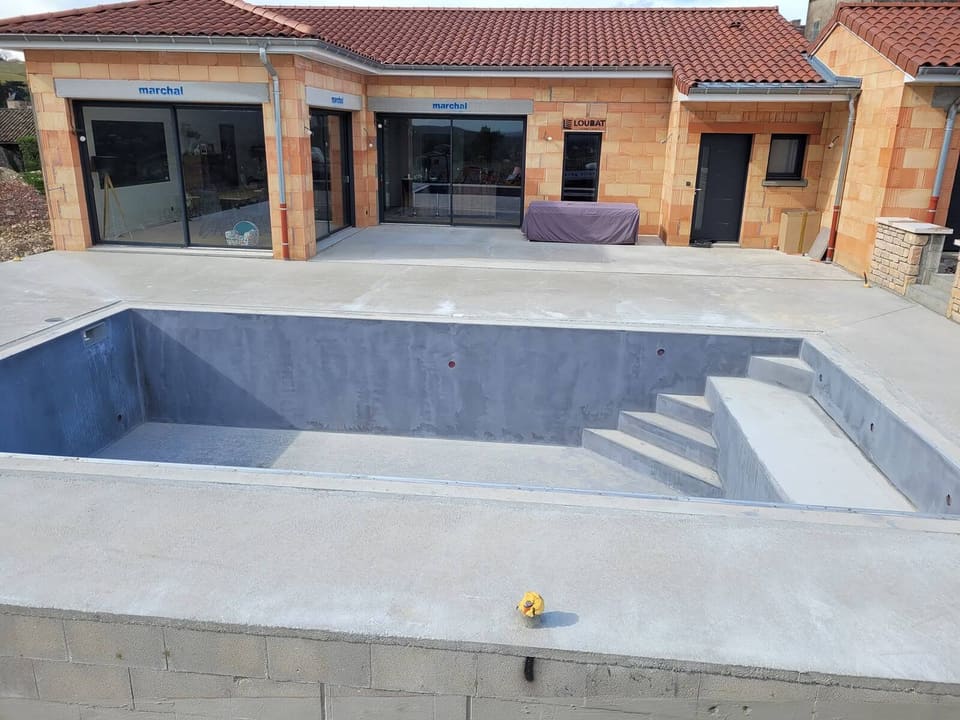 Piscine enduite avant revêtement